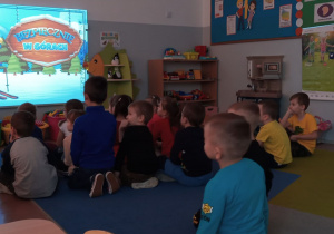 Dzieci z grupy 5-6 latków oglądające prezentację